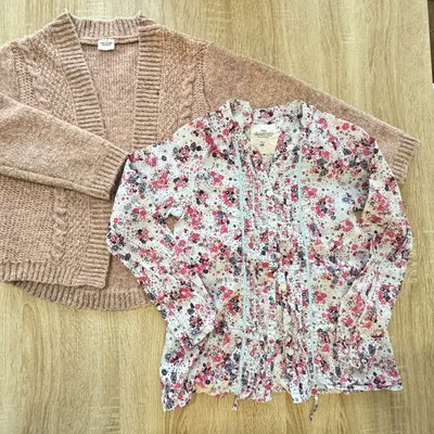 Blouse fleurie et gilet epais rose Tape à l'oeil et H&M